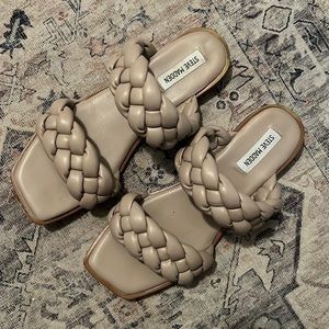 Size 10 Steve Madden flat sandals